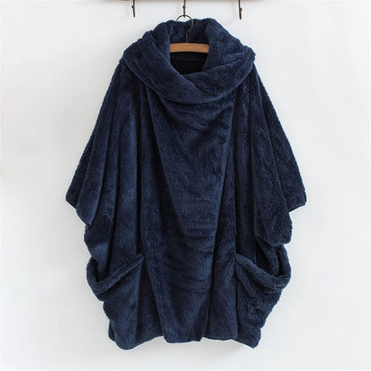 Dunkelblauer Fleece-Poncho mit Kapuze, gemütlich, warm, ideal für kalte Tage, Unisex-Design.