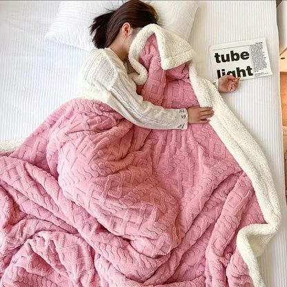 Frau schläft unter rosa Plüschdecke auf weißem Bett, hält Buch; gemütliche Schlafzimmer-Szene.