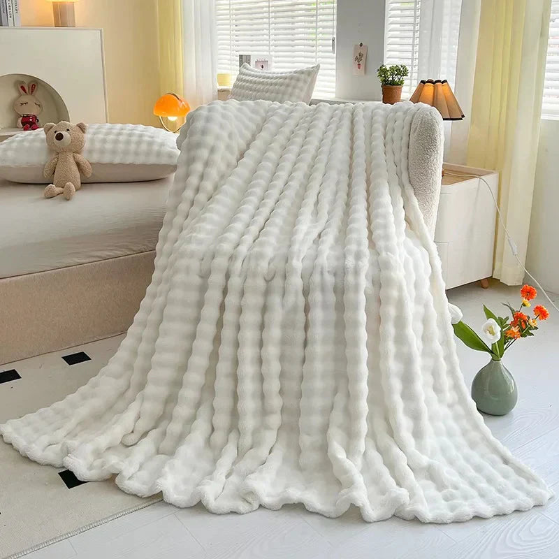 Weiße, flauschige Decke auf Bett, Schlafzimmer, gemütlich, Dekoration, modernes Design.