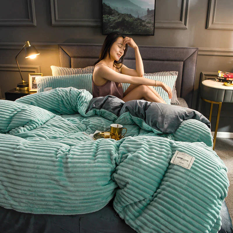 Frau im Bett mit mintgrüner, gestreifter Bettwäsche, gemütliches Schlafzimmer, moderne Einrichtung.