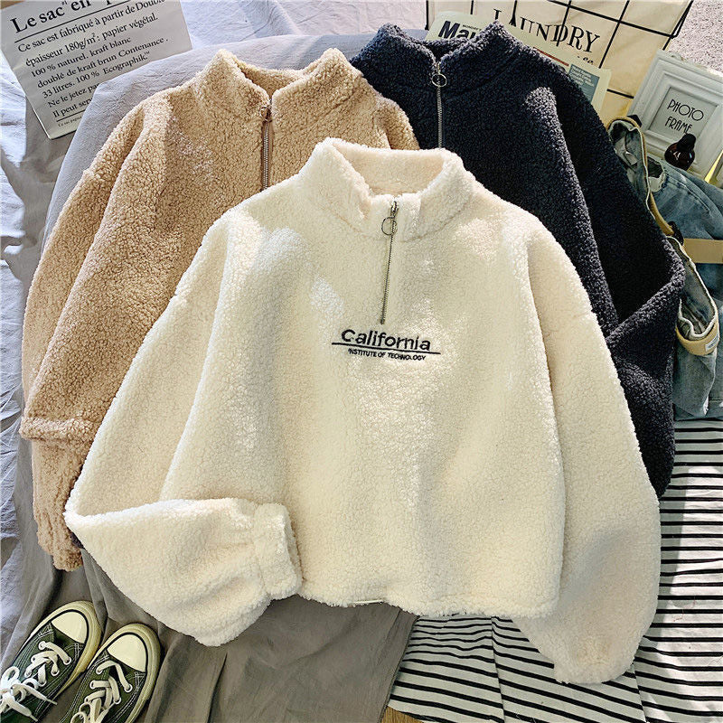 Drei flauschige Fleecejacken mit Reißverschluss in Beige, Weiß und Schwarz, Schriftzug "California".