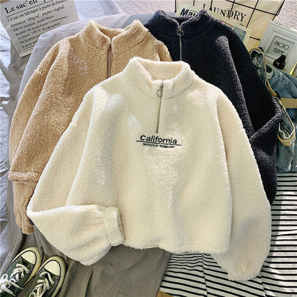 Drei flauschige Fleecejacken mit Reißverschluss in Beige, Weiß und Schwarz, Schriftzug "California".