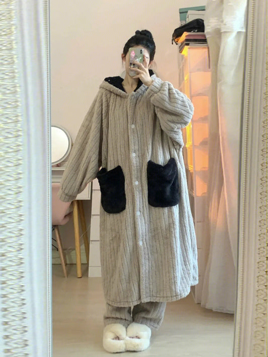 Flauschiger grauer Hausanzug mit Kapuze und Taschen, gemütliche Winterkleidung für Damen.