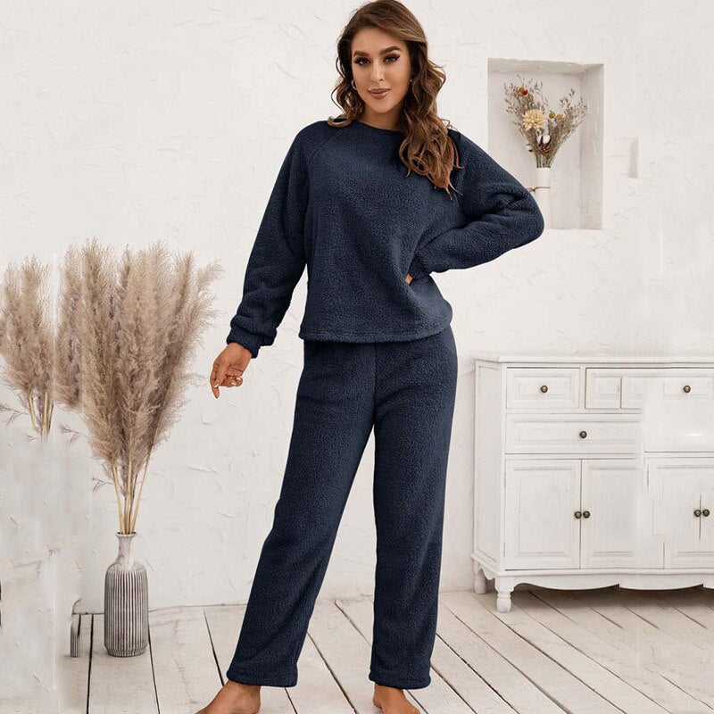 Frau in dunkelblauem Fleece-Pyjama-Set, gemütlich, Wohnzimmer, Herbstmode, Damenbekleidung.