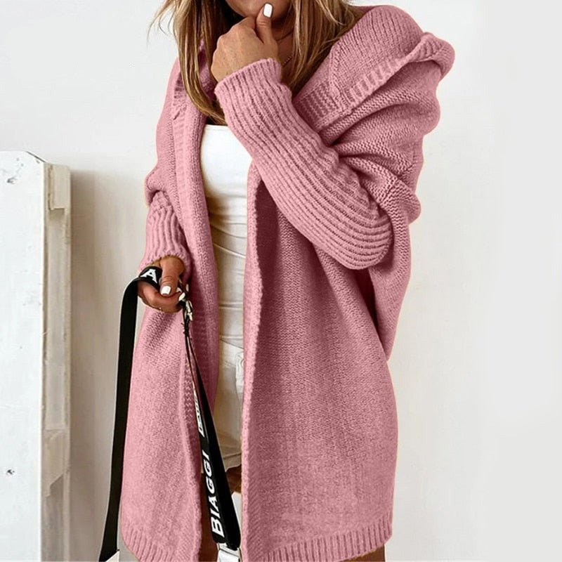 Frau trägt rosa Strickcardigan, gemütlich, modisch, Herbstmode, Damenbekleidung.