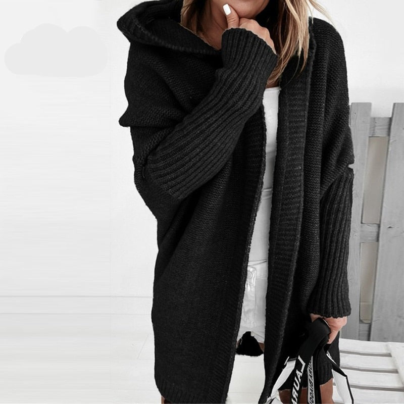 Frau trägt schwarzen Strick-Cardigan mit Kapuze, gemütlich, modisch, Herbstmode, Damenbekleidung.