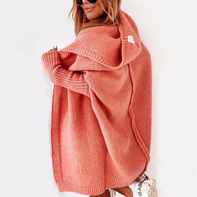 Frau in rosa Strickcardigan mit Kapuze, gemütlich, modisch, Herbstmode, Damenbekleidung.