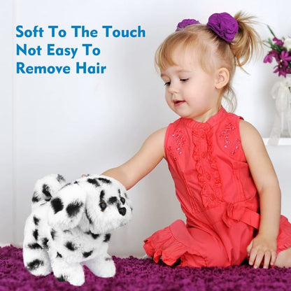 Kleines Mädchen in rotem Kleid spielt mit schwarz-weißem Plüschhund, weiches Spielzeug, Kinderzimmer.