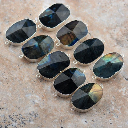 Labradorit-Anhänger, facettiert, oval, silberner Rand, Schmuckherstellung, Boho-Stil.