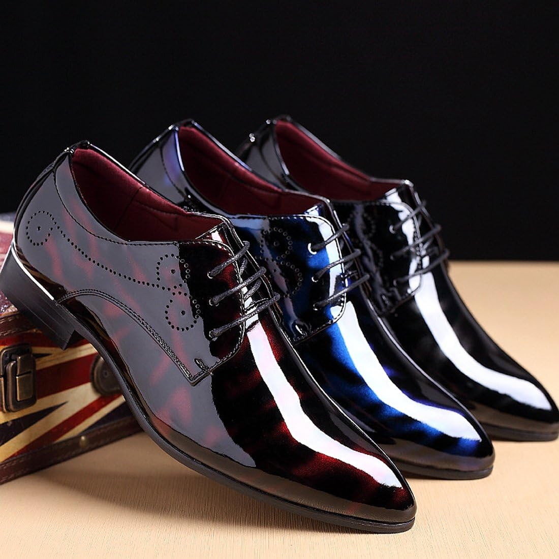 Herren Lackleder Schnürschuhe, schwarz und blau, elegant, glänzend, formell, modisch.