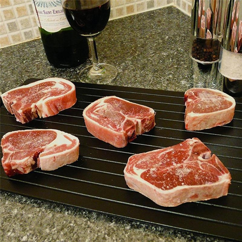 Fünf rohe Rindersteaks auf schwarzem Schneidebrett, Küche, Fleischzubereitung, Gourmet.