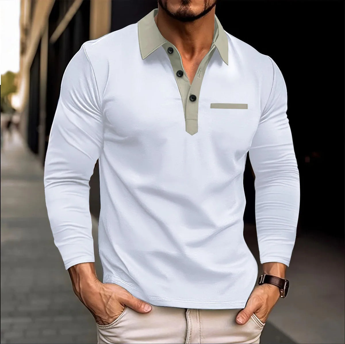 Mann in weißem Langarmshirt mit grauem Kragen, modisch, urbaner Hintergrund.
