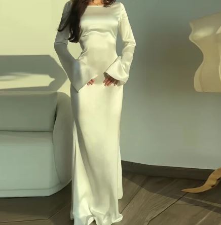 Weiße Satin-Abendkleid, langärmelig, bodenlang, elegantes Design, Damenmode.