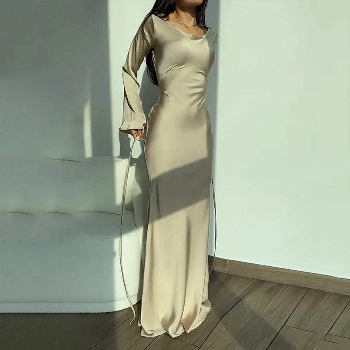 Elegantes langes Satinkleid in Beige, Damenmode, Abendkleid, minimalistisches Design.