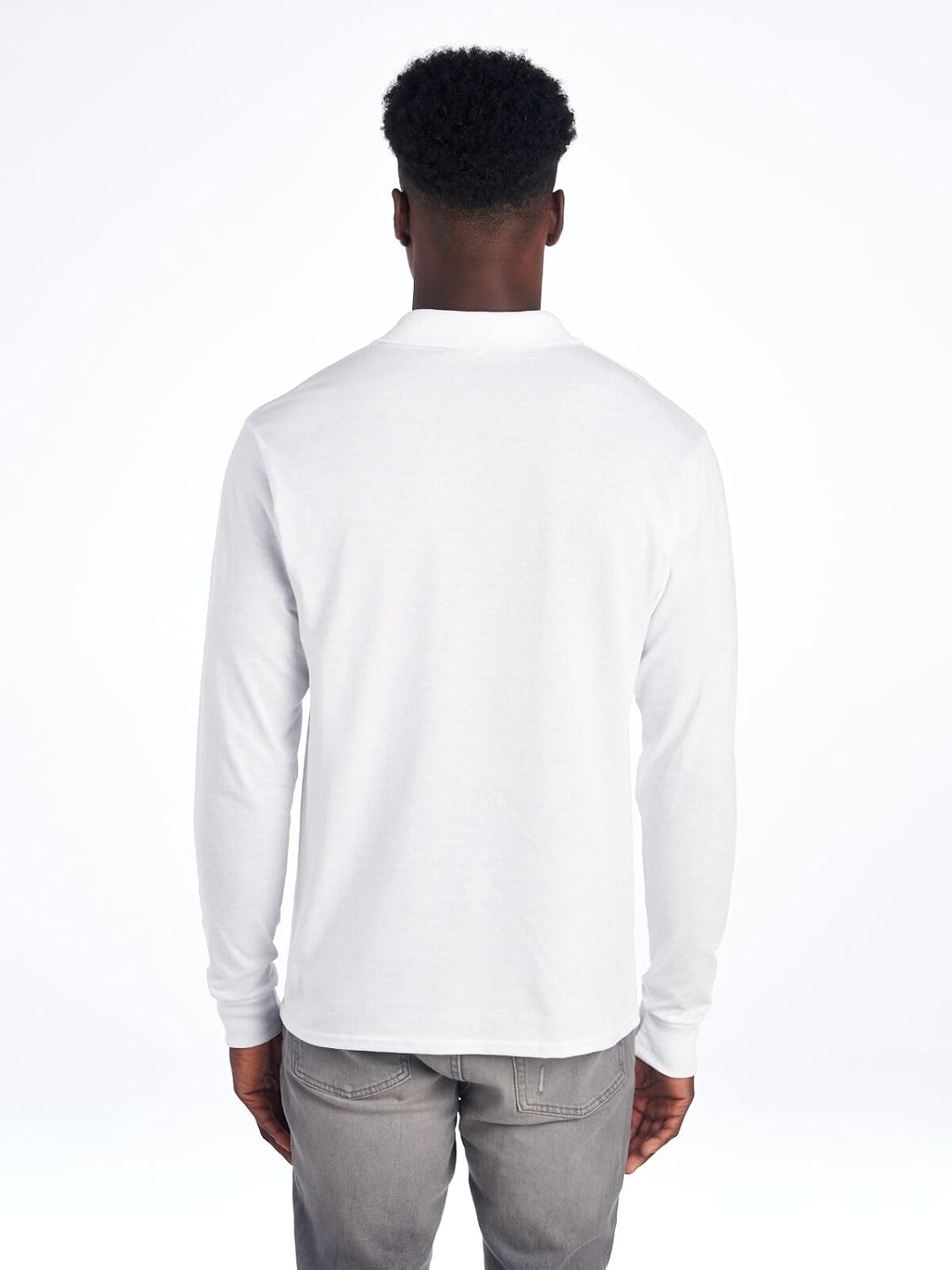 Mann in weißem Langarmshirt, Rückansicht, graue Jeans, Freizeitmode, Herrenbekleidung.