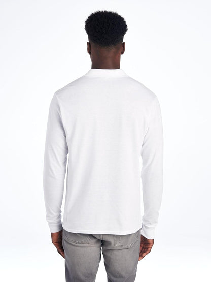 Mann in weißem Langarmshirt, Rückansicht, graue Jeans, Freizeitmode, Herrenbekleidung.