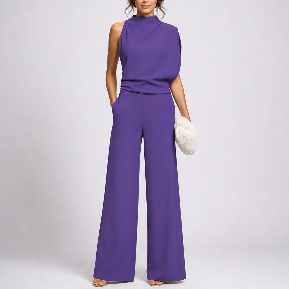 Ärmelloser Overall in Violett mit drapiertem Oberteil, getragen mit heller Clutch und Sandaletten 3