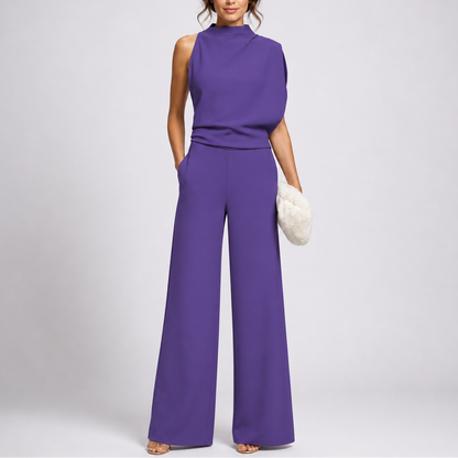 Ärmelloser Overall in Violett mit drapiertem Oberteil, getragen mit heller Clutch und Sandaletten 3