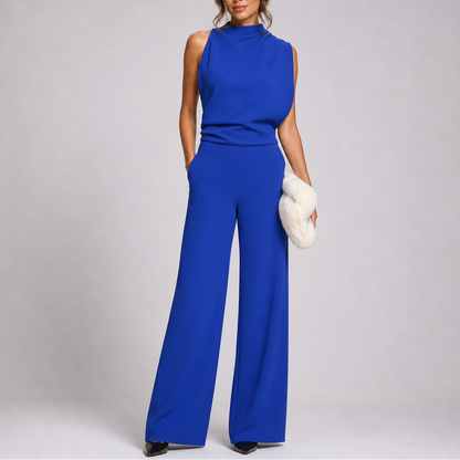 Ärmelloser Overall in Königsblau mit hohem Kragen, getragen mit schwarzen Pumps und weißer Clutch 6