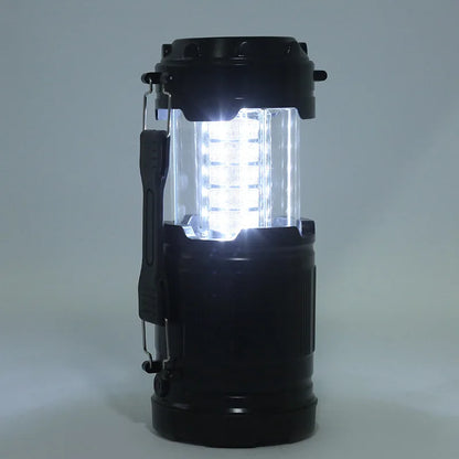 Schwarze LED-Campinglaterne, tragbar, batteriebetrieben, für Outdoor-Abenteuer.