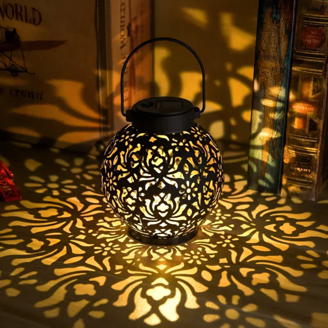 Schwarze Solarlaterne mit filigranem Muster, warmes Licht, dekorative Beleuchtung für Garten.