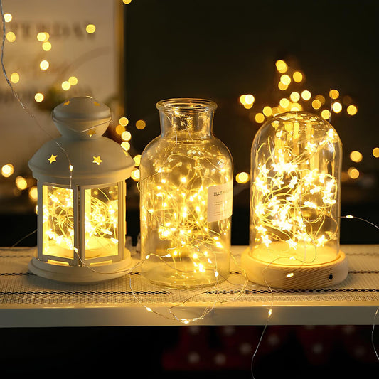 Drei dekorative Lichterketten in Glasbehältern, warmweiß, für stimmungsvolle Beleuchtung.