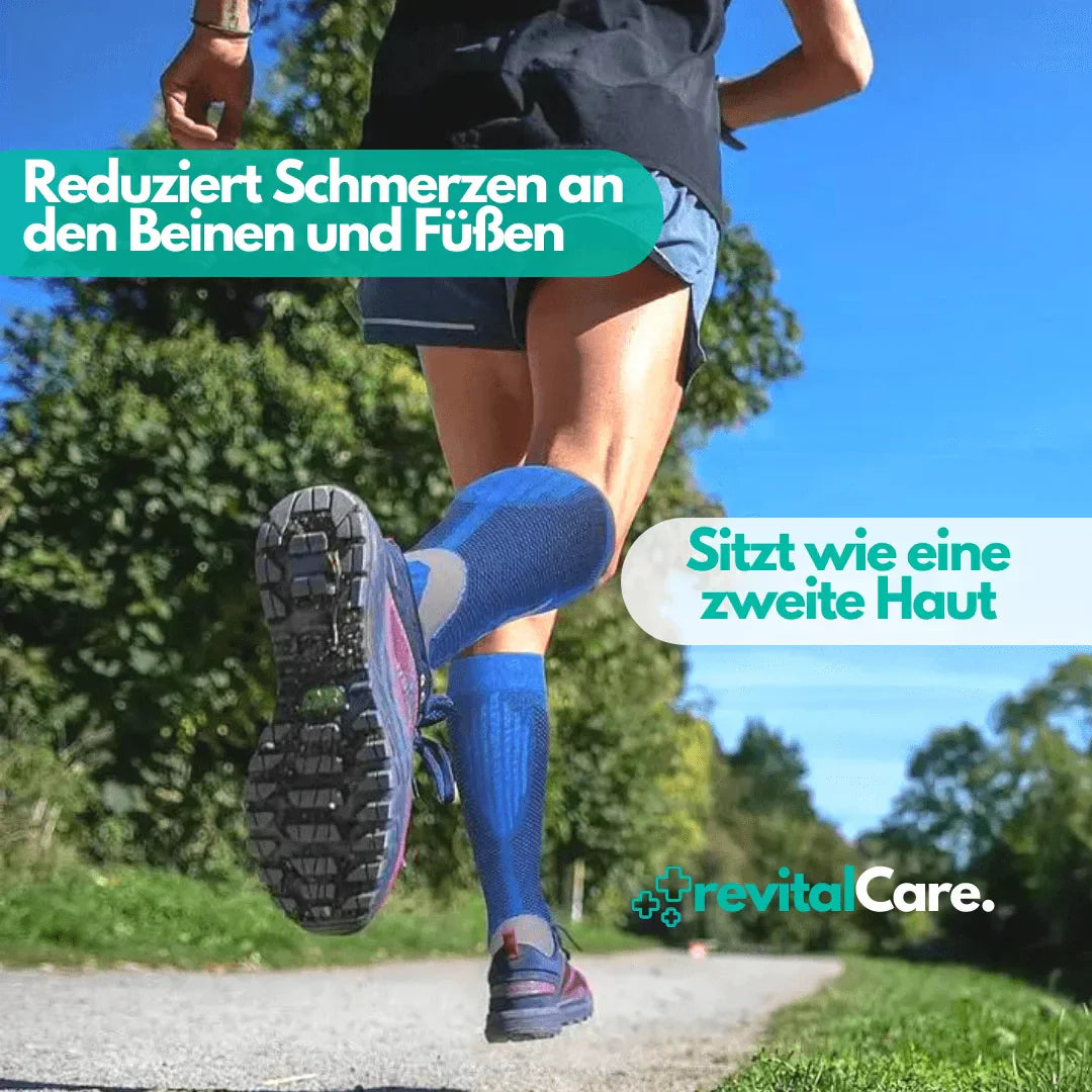 Läufer mit blauen Kompressionsstrümpfen, reduziert Beinschmerzen, Outdoor-Training.