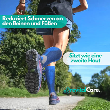 Läufer mit blauen Kompressionsstrümpfen, reduziert Beinschmerzen, Outdoor-Training.