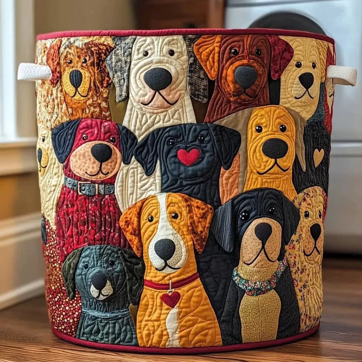 Runder gesteppter Wäschekorb mit bunten applizierten Hundegesichtern und hellen Stoffgriffen, frontal auf einem Holzboden vor einer Waschmaschine. 1
