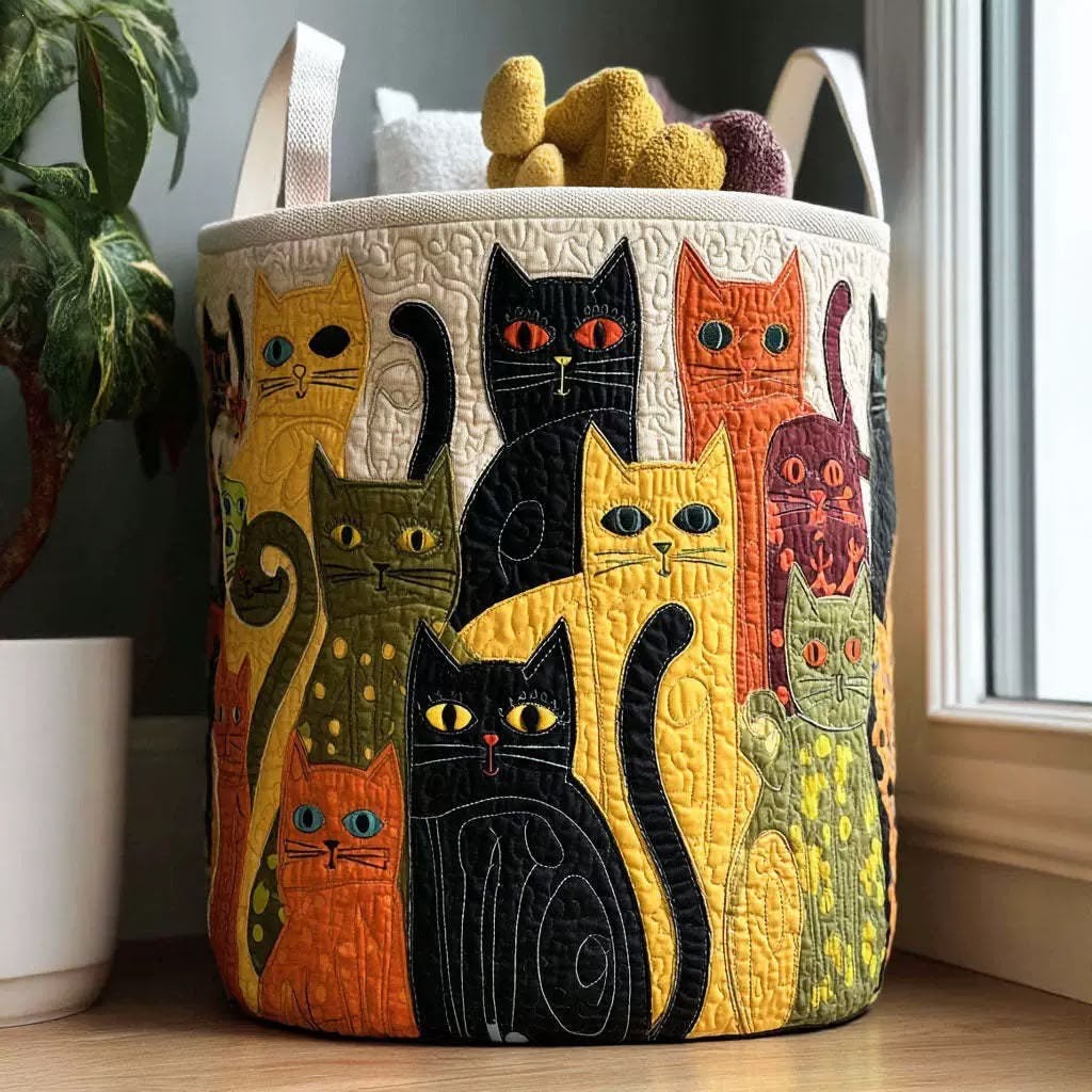 Runder gesteppter Korb mit bunten Folklore-Katzen und zwei Stoffgriffen, am Fenster neben einer Pflanze, oben mit Plüschspielzeug gefüllt. 1