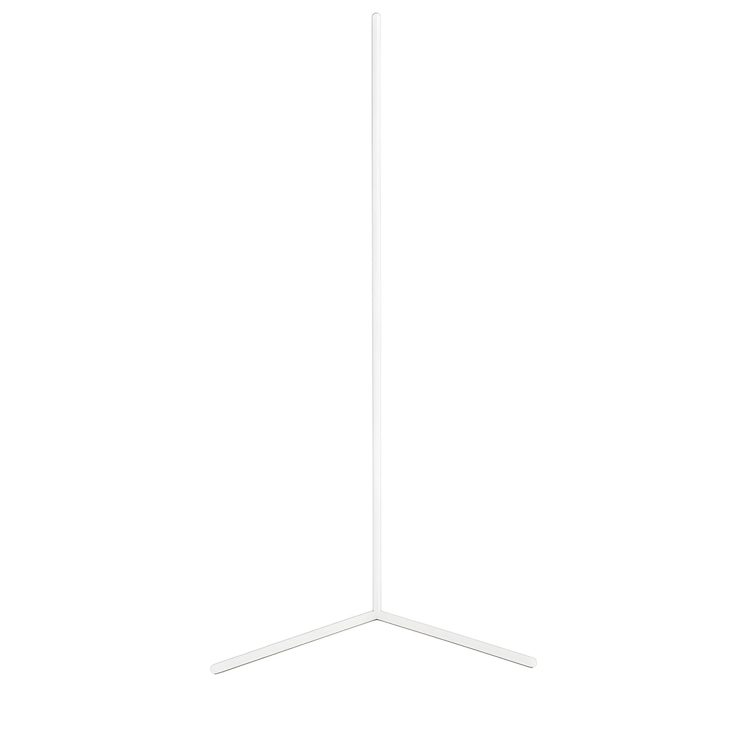 Weiße Eckstehlampe mit V-förmigem Standfuß, freigestellt vor weißem Hintergrund und ausgeschaltet. 8