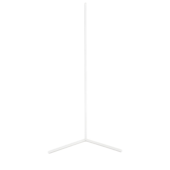 Weiße Eckstehlampe mit V-förmigem Standfuß, freigestellt vor weißem Hintergrund und ausgeschaltet. 8