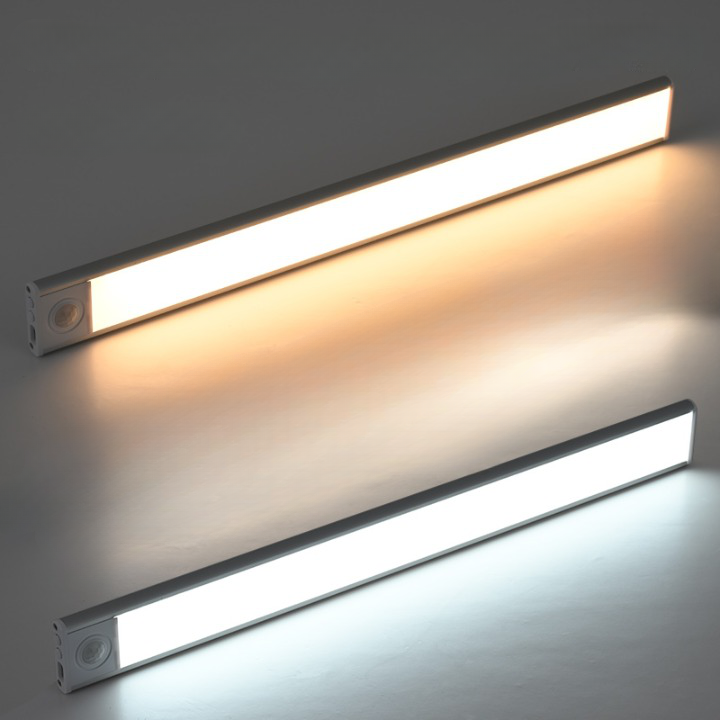 Zwei LED-Lichtleisten, warmweiß und kaltweiß, für Innenbeleuchtung, energiesparend.