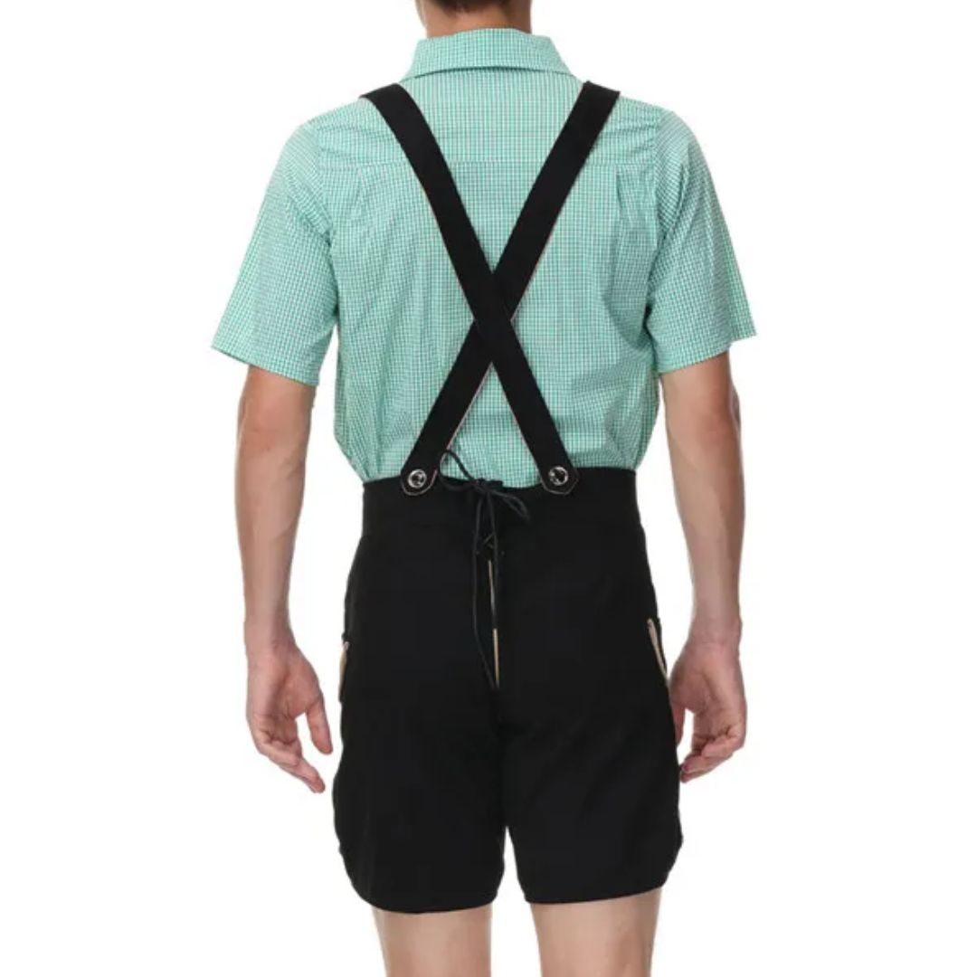 Mann in grüner Trachtenhemd und schwarzer Lederhose mit Hosenträgern, Rückansicht.