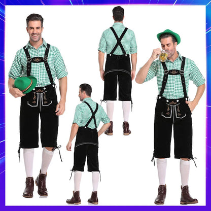 Mann in traditioneller bayerischer Tracht mit Lederhose, grünem Hemd und Hut, trinkt Bier.