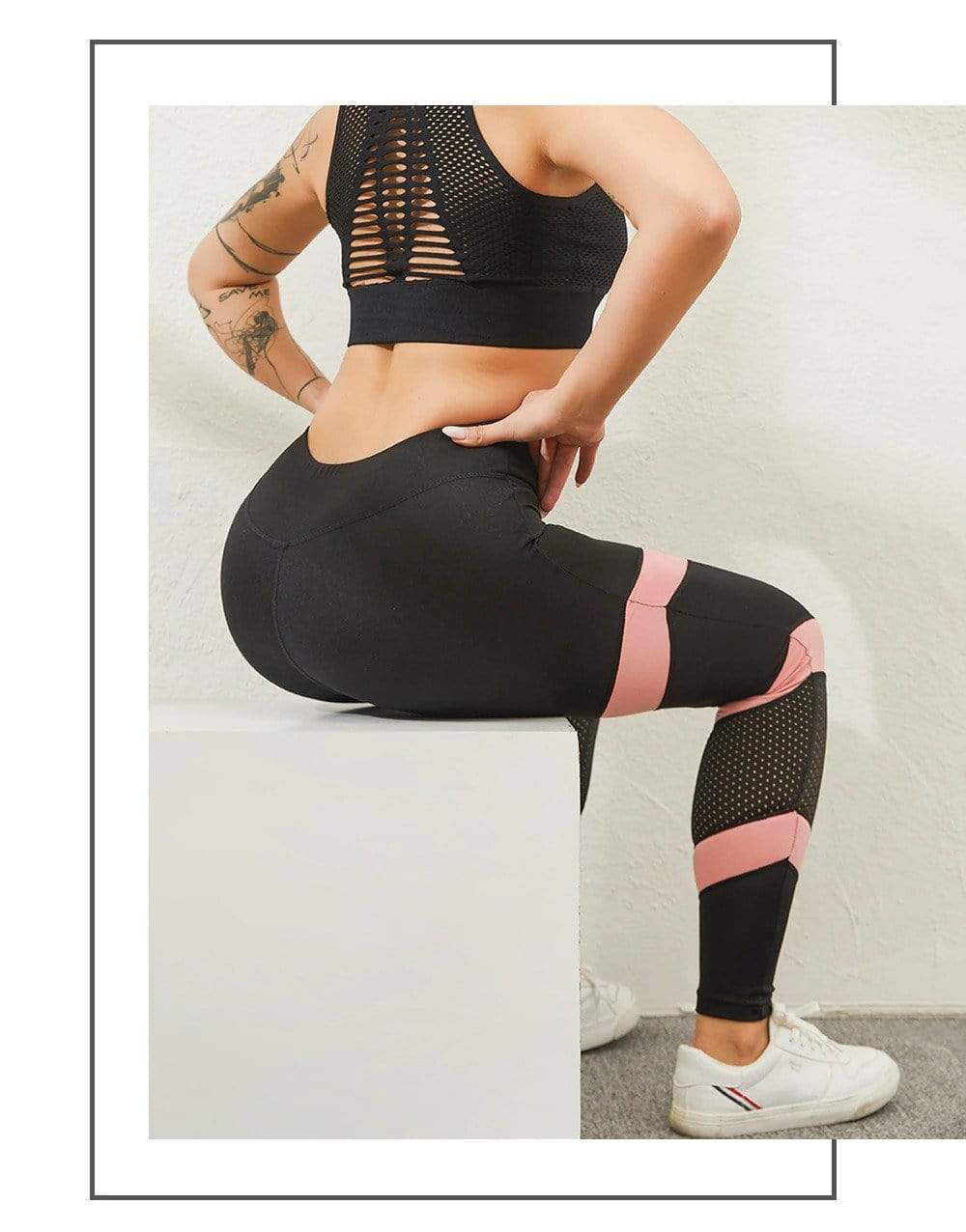 Frau in schwarzer, figurformender Leggings mit rosa Akzenten, Sportbekleidung, Fitnessmode.