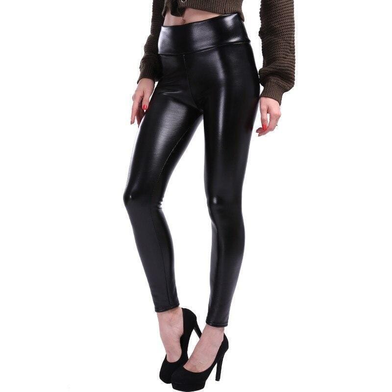 Frau in schwarzer Kunstleder-Leggings, figurbetont, modisch, mit hohen Absätzen.