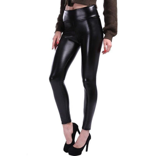 Frau in schwarzer Kunstleder-Leggings, figurbetont, modisch, mit hohen Absätzen.