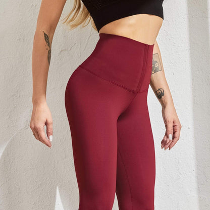 Frau in roter, figurformender Leggings mit hohem Bund, ideal für Sport und Freizeit.