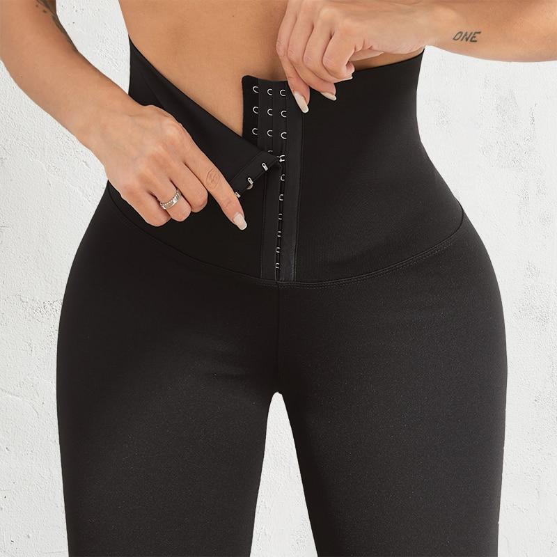 Frau trägt schwarze, figurformende Leggings mit Korsettverschluss, Shapewear, elastisch.