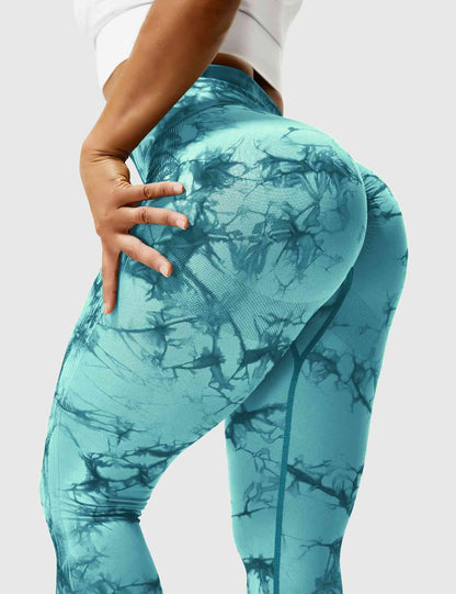 Frau in cyanblauen Leggings mit Marmormuster, Sportbekleidung, Fitnessmode.