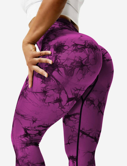 Frau in lila-pinken Leggings mit Marmormuster, Sportbekleidung, Fitnessmode.