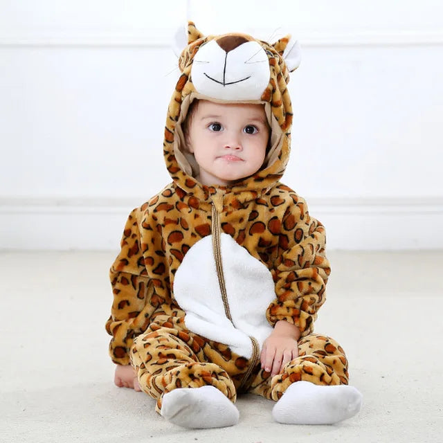Kleinkind im Leoparden-Kostüm, braun, Plüsch, Kapuze, Tier-Overall, Baby-Outfit, süß.