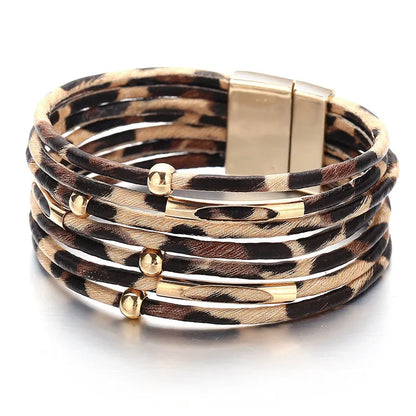 Leopardenmuster Armband, mehrschichtig, goldene Akzente, Magnetverschluss, modisches Accessoire.