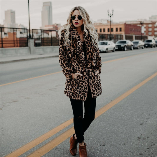 Frau in Leopardenmantel, schwarze Hose, braune Stiefel, Sonnenbrille, Stadtstraße, Mode.
