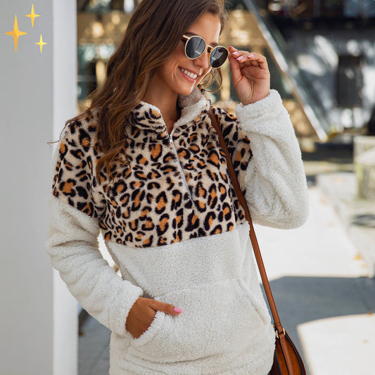 Frau trägt weißen Fleece-Pullover mit Leopardenmuster, Sonnenbrille, Herbstmode.