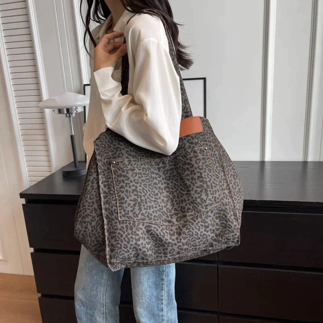 Frau mit großer Leopardenmuster-Tasche, lässig, modisch, ideal für Alltag und Shopping.