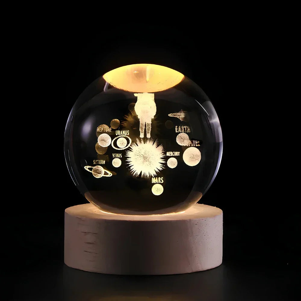 Leuchtende Kristallkugel mit Sonnensystem-Design auf Holzsockel, dekorative Tischlampe.