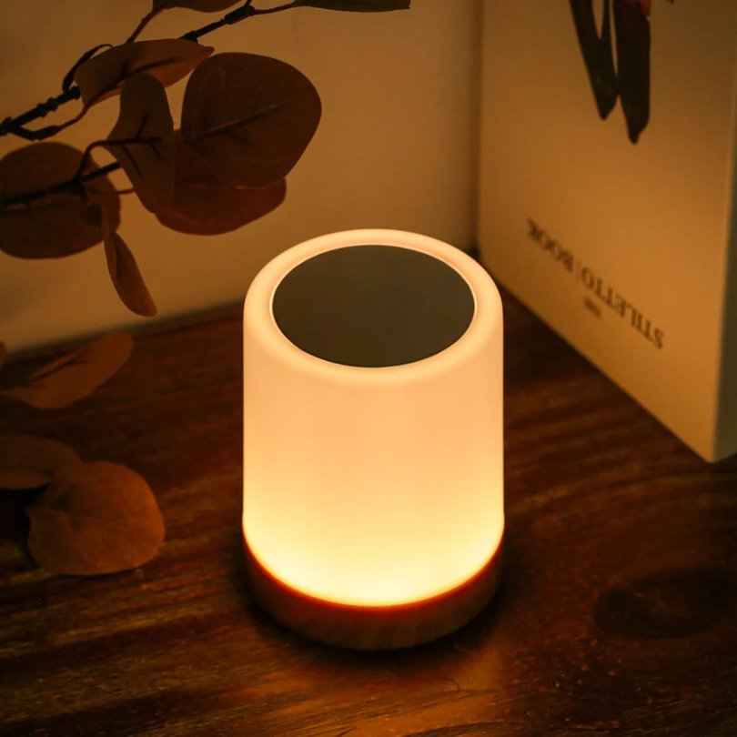 LED-Nachttischlampe, warmweiß, zylindrisch, Holzsockel, stimmungsvolle Beleuchtung, modern.