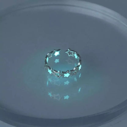 Leuchtender Sternring aus Silber, Damenring, modisches Accessoire, Geschenkidee, Schmuck.